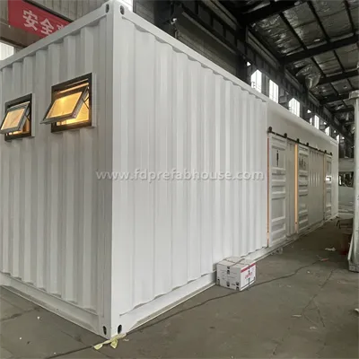 Транспортный контейнер перепрофилировали под туалеты-контейнеры